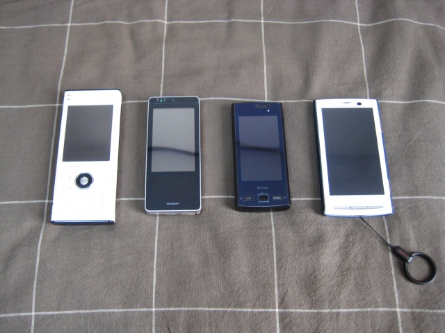 左からW-ZERO3\[es\]、WILLCOM 03、SH706i、Xperia SO-01B