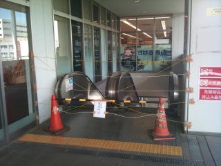 運転停止中のエスカレーター